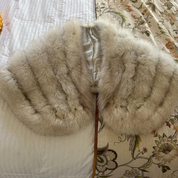 Elegant Vintage White Fox Fur Shawl - Picture 1 of 6